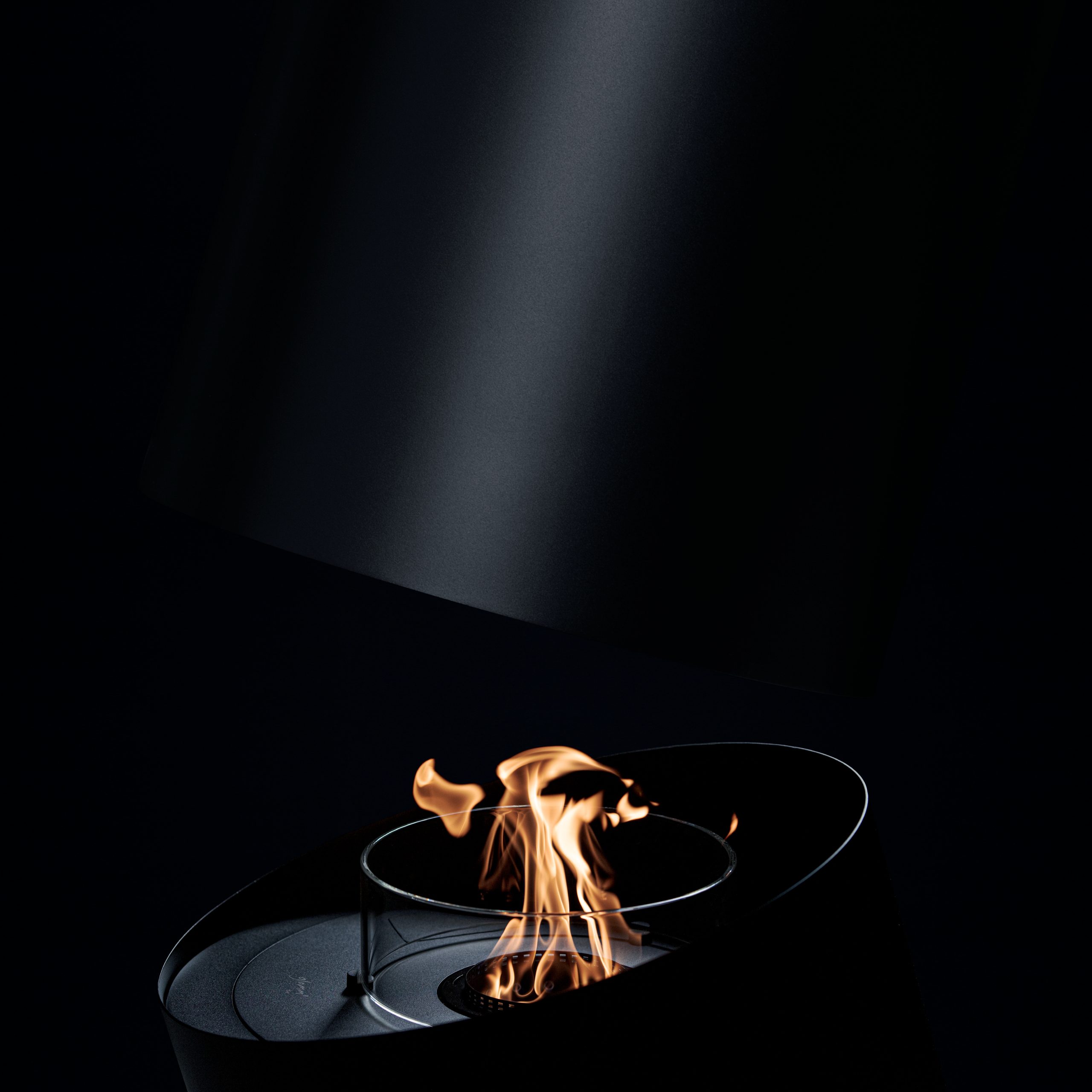 Close-up of flame in the Contour 13 suspended bioethanol fireplace by GlammFire