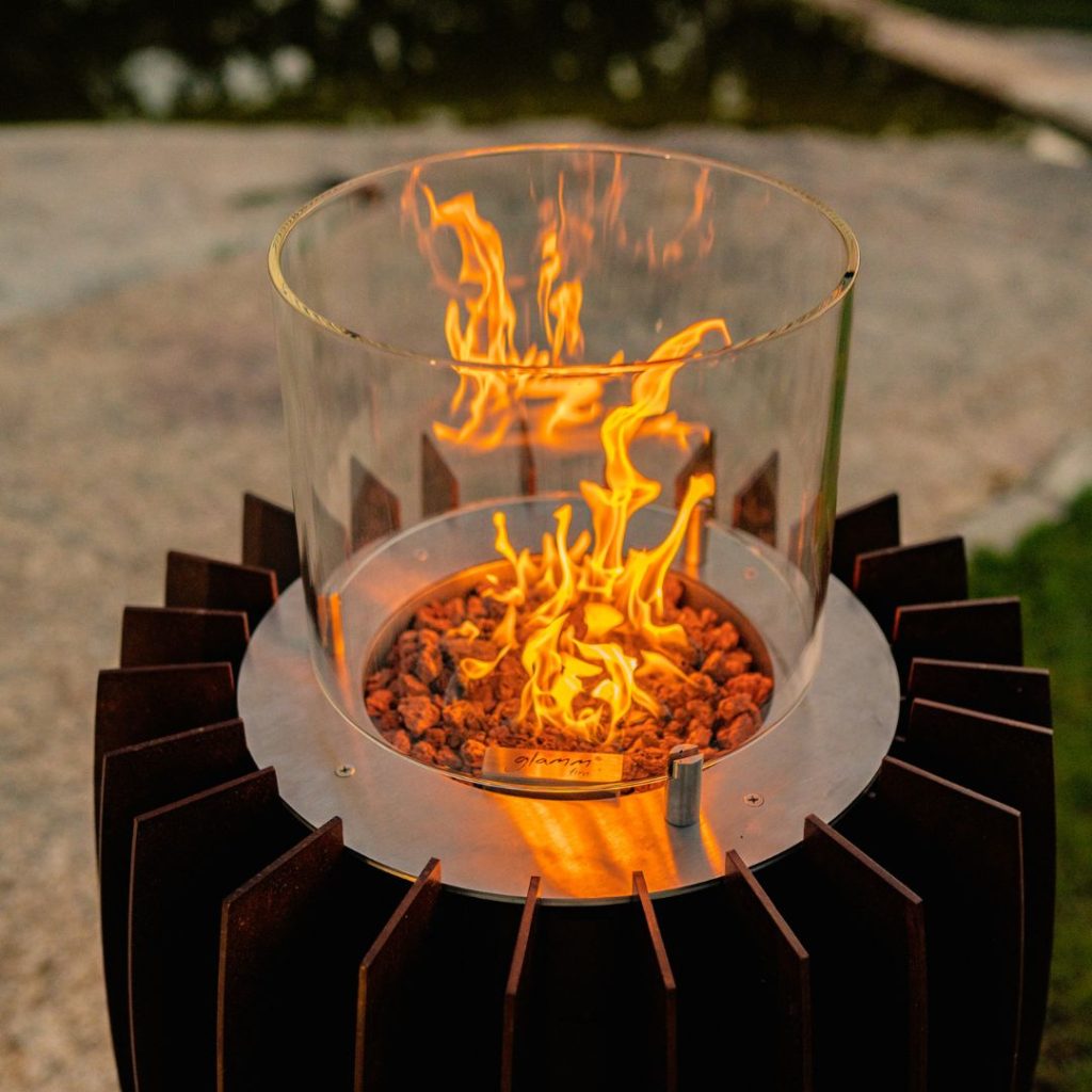 Close-up photo of the Tuli gas fire pit by GlammFire with intense flames and elegant design, ideal for outdoor heating.