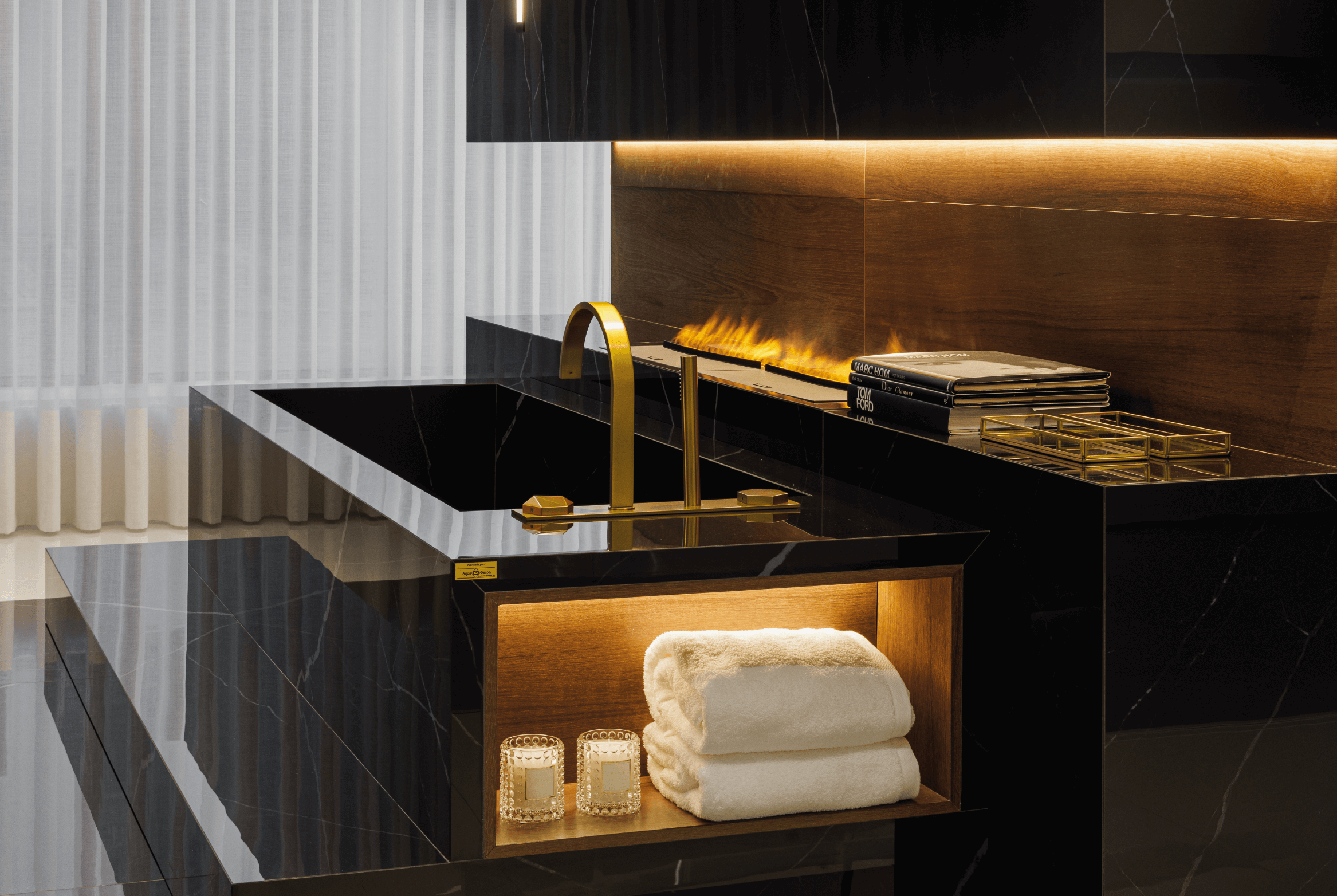 Kit Glamm 3D electric fireplace using water vapor and LED lights in a black and gold luxury bathroom, creating a realistic fire effect