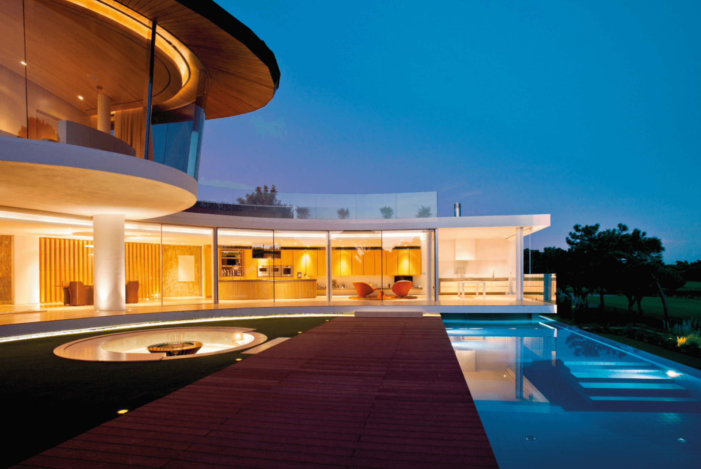 Cosmo fire pit in the garden of a luxurious modern house with a pool and extensive landscaping