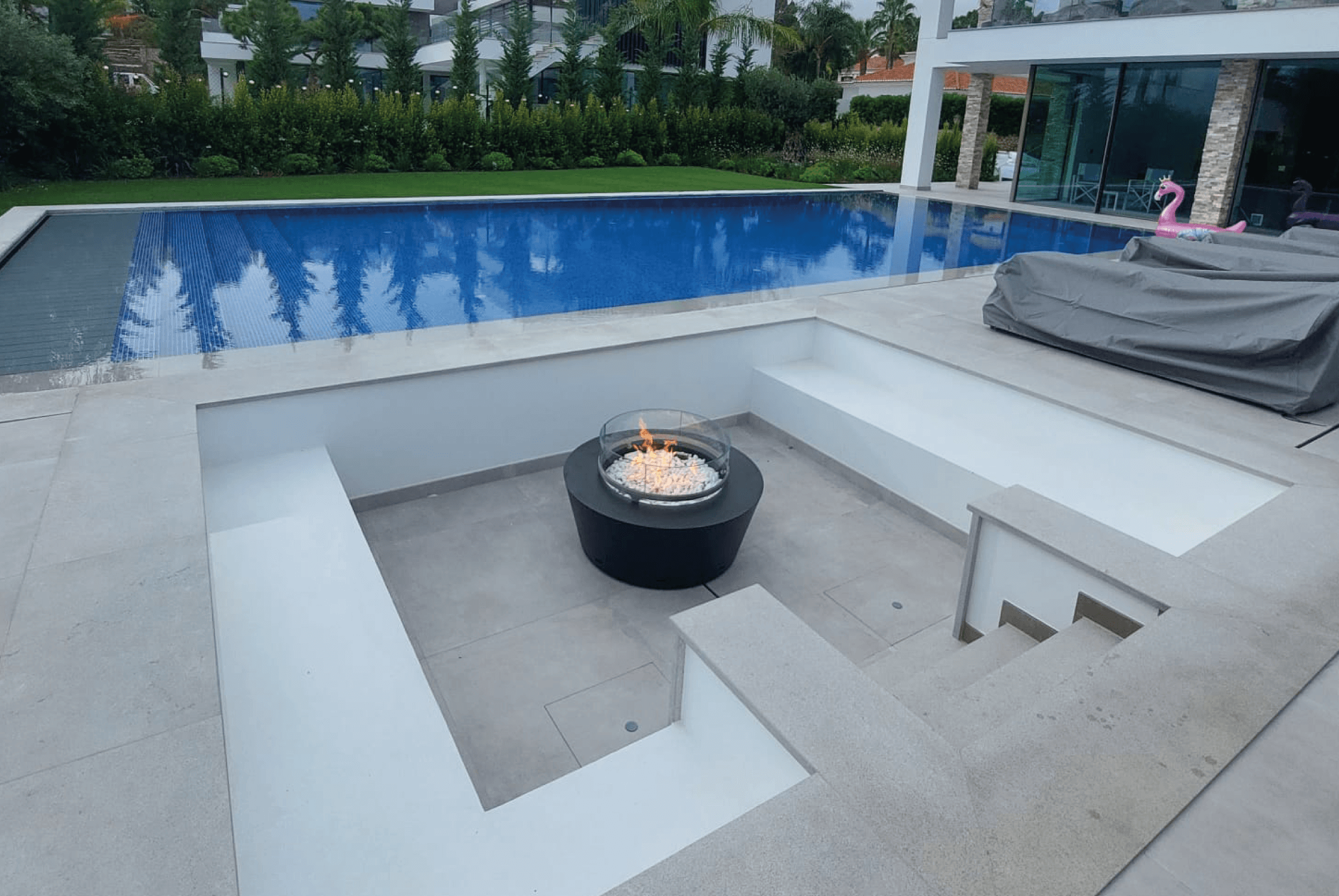 Gas fire pit Otello installed in a private residence in Portugal, featuring a sleek poolside design.