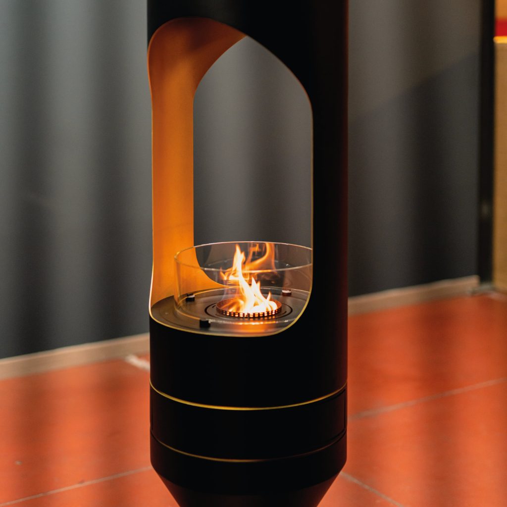 GlammFire round automatic bioethanol burner installed in the Signature suspended fireplace.