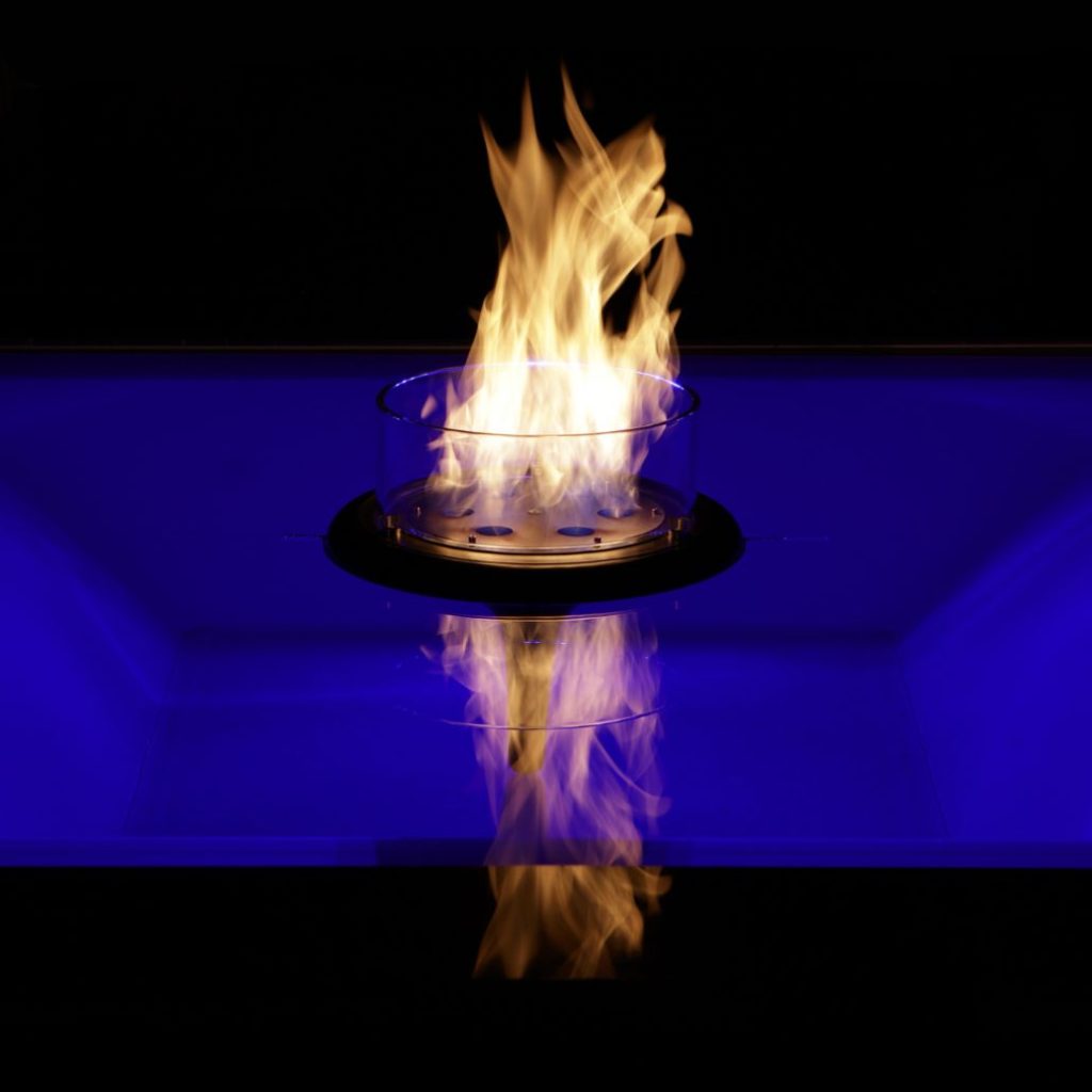 Focused flame of the Flut bioethanol floating fireplace by GlammFire.