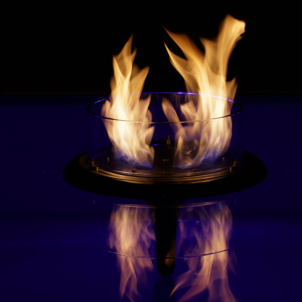Focused flame of the Flut bioethanol floating fireplace by GlammFire.