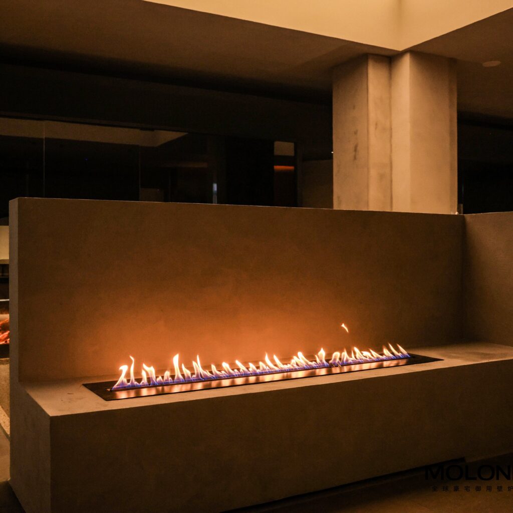Lareira Fire Line EVOPlus a bioetanol da GlammFire embutida em parede de sala contemporânea.