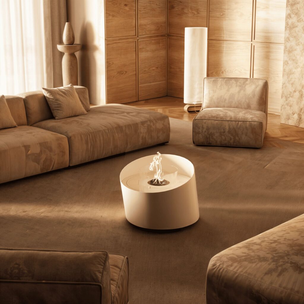 Lareira de chão Contour a bioetanol da GlammFire em sala minimalista com sofás em tons neutros.