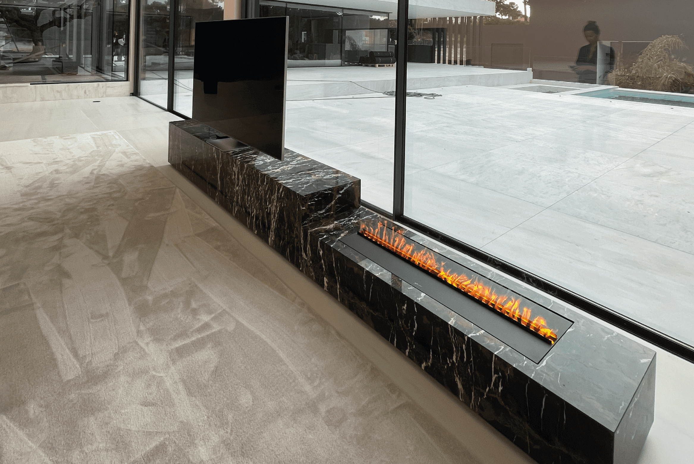 Kit Glamm 3D electric fireplace by GlammFire integrated into a modern living room with marble details