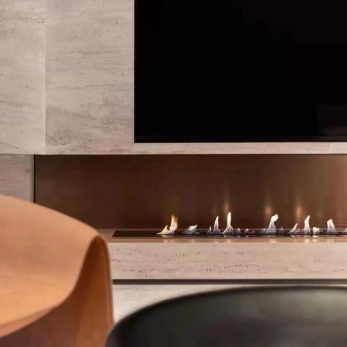 Lareira Fire Line EVOPlus a bioetanol da GlammFire instalada sob painel de TV em sala moderna.