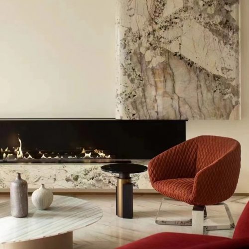 Lareira Fire Line EVOPlus a bioetanol da GlammFire integrada em sala de luxo com revestimento em mármore.