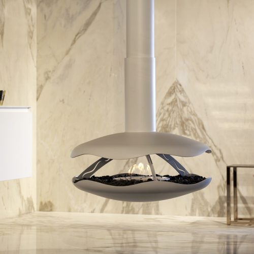 Lareira suspensa Perola a bioetanol da GlammFire em acabamento branco, instalada em ambiente moderno com revestimento em mármore.