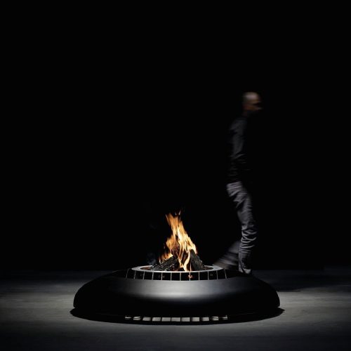 Fire pit Mime a lenha em estúdio com fundo escuro.