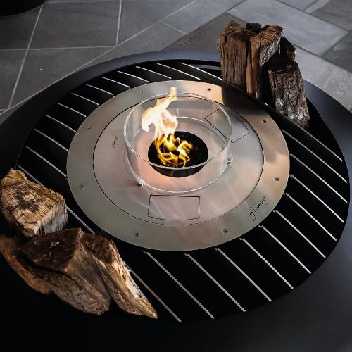 Vista aproximada do fire pit Mime a bioetanol com detalhes de design.