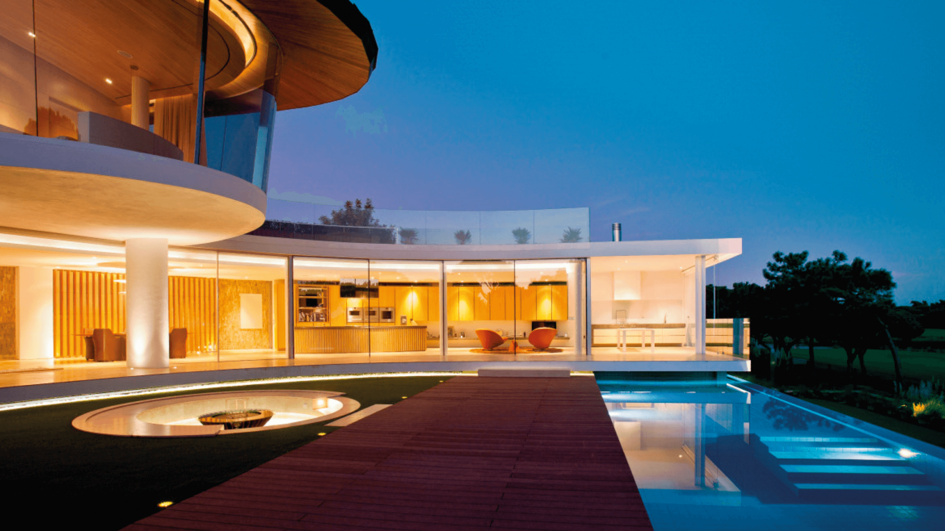 Cosmo fire pit in the garden of a luxurious modern house with a pool and extensive landscaping