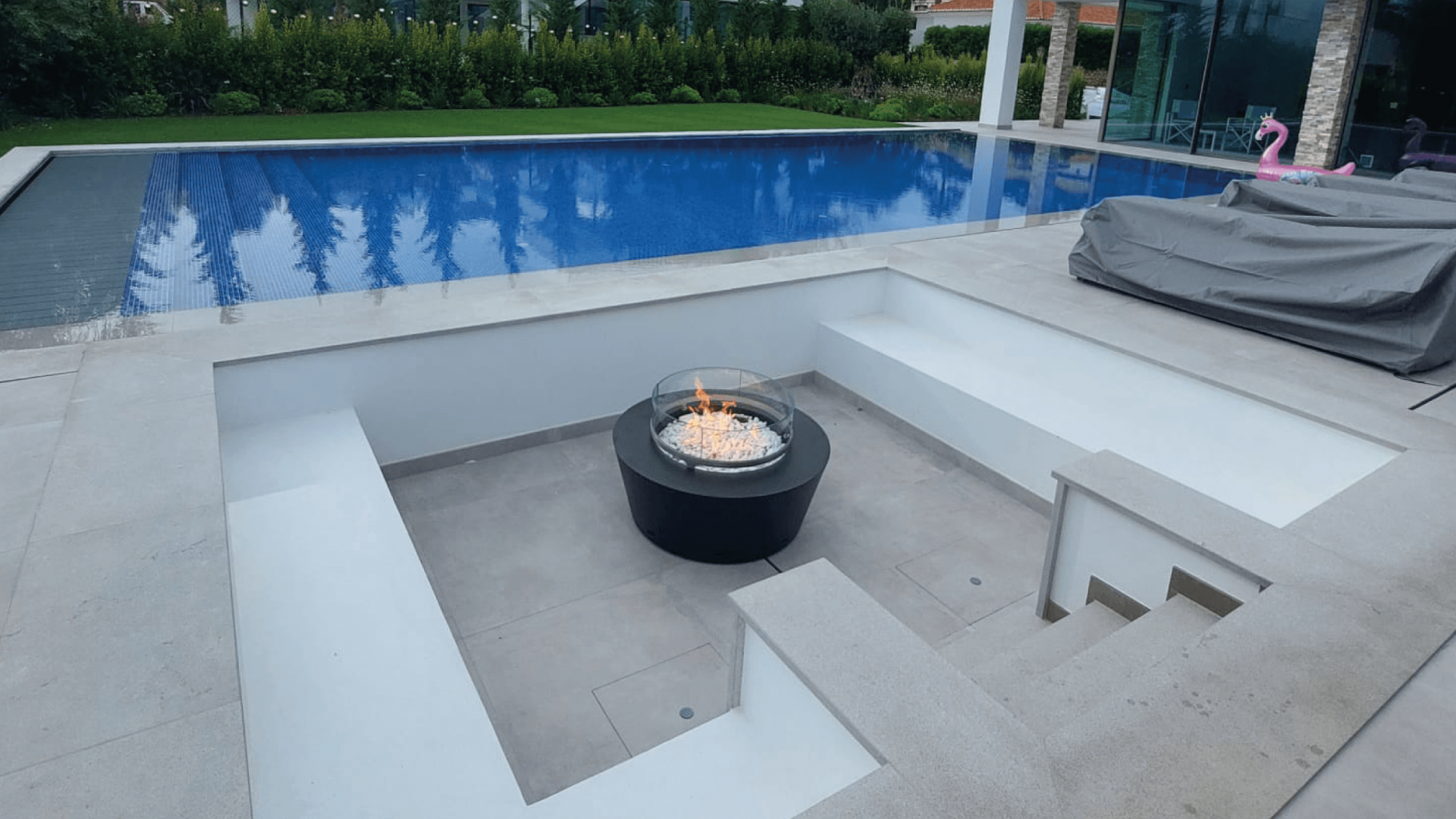 Gas fire pit Otello installed in a private residence in Portugal, featuring a sleek poolside design.