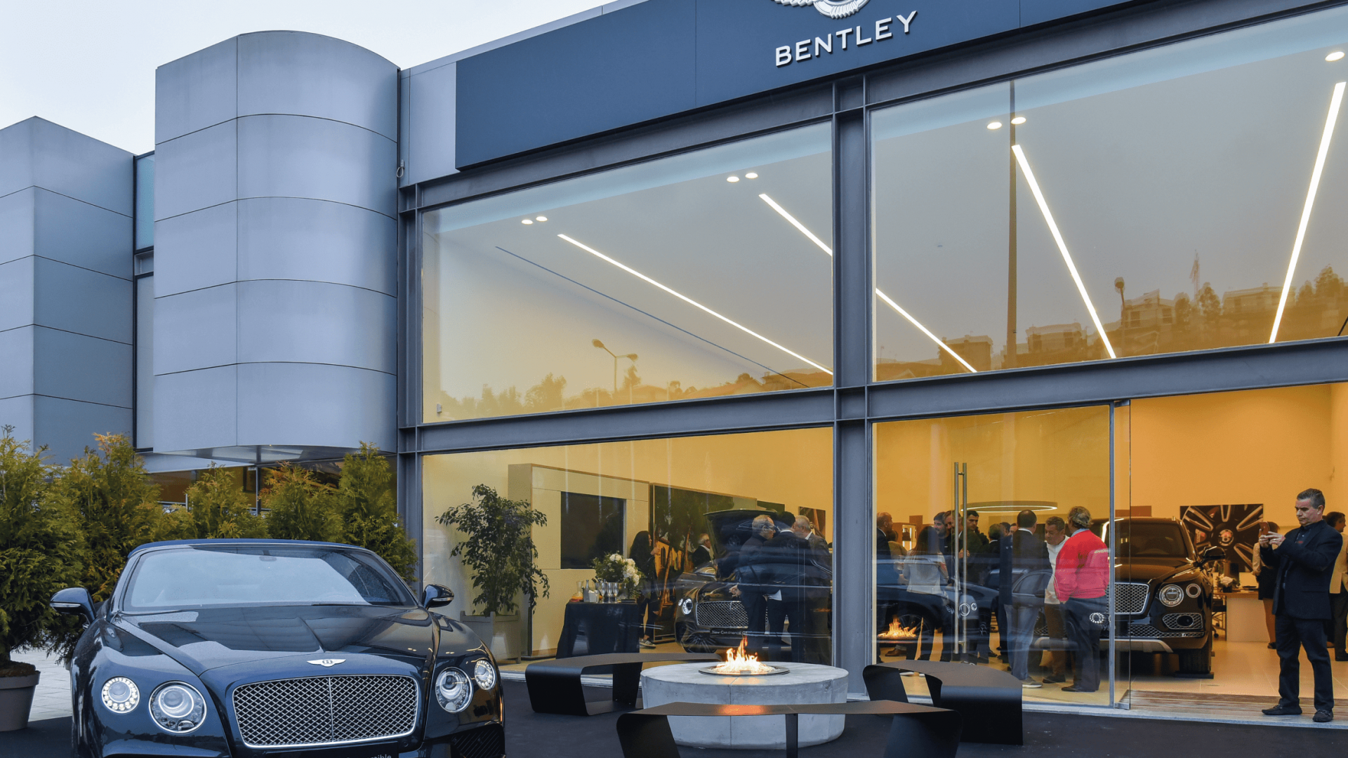 GlammFire fire pit Zarzuela at Bentley event showcasing the luxury Continental GT Convertible.